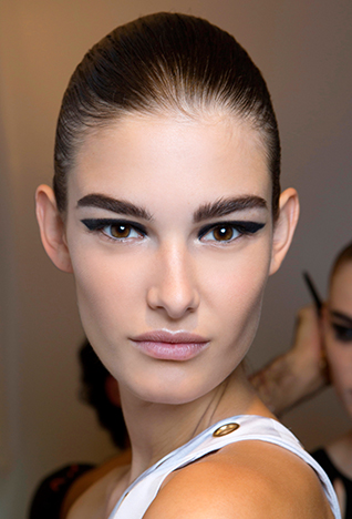 <strong>فساتين ذات أكمام من الدّانتيل </strong><br />
<br />
كارولينا هيريرا