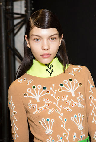 بصفتها إحدى أهمّ صيحات هذا الموسم، تأتي الشّراريب بكافّة الأشكال هذا الرّبيع. وللّواتي لا يتجرّأن على التّخلّي عن أسلوبهنّ المعتاد، حاولْن إضافة البعض من الشّراريب على مظهركنّ من خلال تفصيل تتزوّد به التّنّورة أو حقيبة مشرّبة. ولمن يتمتّعن بقدرٍ أكبر من الجرأة، ارتديْن صدار أو فستان برّاق يتلألأ مع كلّ حركة تقمْنَ بها.<br />
&nbsp;<br />
<strong>إميليو بوتشي</strong>