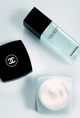 استوحت جيني بيكهام مجموعتها السّاحرة من قصّة <em>A Midsummer Night's Dream </em>لويليام شيكسبير. فشملت التّصاميم النّاعمة والألوان الدّقيقة تطريزات وأقمشة وأعمال خرزيّة غير اعتياديّة، بينما كمّلت أحذية كلاسيكيّة عالية ومنخفضة الكعب من لوبوتان هذه المظاهر بروحٍ من العفويّة.<br />
&nbsp;<br />
<strong>مجموعة جيني بيكهام لفساتين الأعراس </strong><br />
<strong>ربيع 2016</strong>