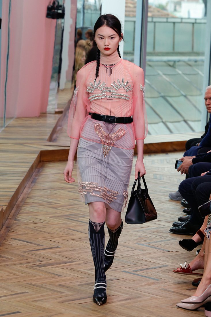 <strong>فالنتينو،</strong> رذاذ الشّعر المعطّر Donna<br />
&nbsp;