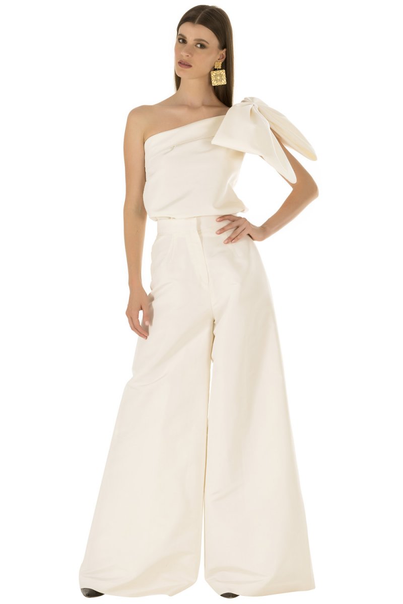 <strong>جي جي مارتن </strong>في إطلالة من<strong> بوتيغا فينيتا </strong><br />
&nbsp;