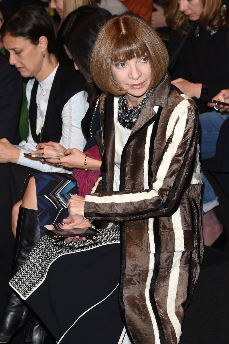 أقراط Marthe مصنوعة من الذّهب الأبيض المرصّع باللآلئ اليابانيّة والإسبينل الرّماديّ والماس<br />
&nbsp;