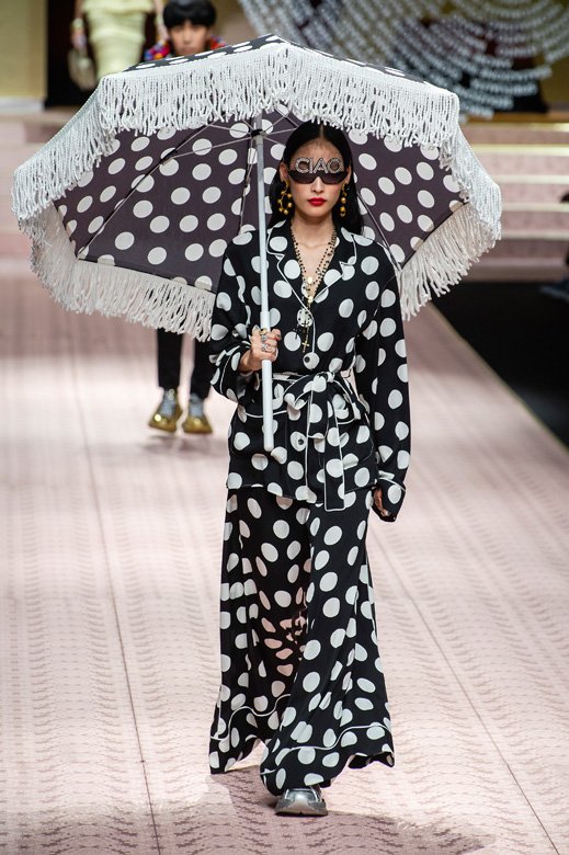 طقم صحون من&nbsp;<strong>لويس</strong>&nbsp;<strong>فويتون</strong><br />
&nbsp;