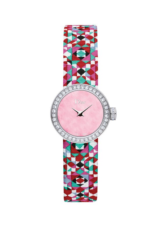 This year La Mini D de Dior family welcomes new versions that perfectly reflect Victoire de Castellane’s playful universe through rainbow-colored textile straps woven like mosaic work of arts. Entitled La Mini D de Dior Mosaïque, the timepieces feature a mother-of-pearl dial framed with a precious bezel and crown set with diamonds.