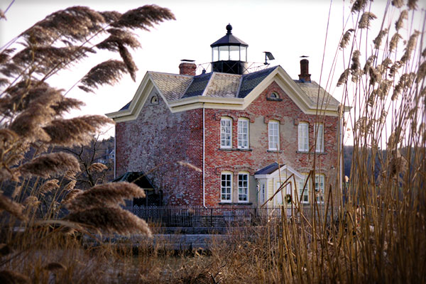 100 miles north of New York City is where you’ll find <strong>Saugerties Lighthouse</strong>. This historic landmark that dates back to 1869 gives you the opportunity to explore the Hudson valley and its beautiful scenery. What’s even more amazing in this place is its authenticity, which is highlighted by the fact that its décor takes you back to the early 20th century.
