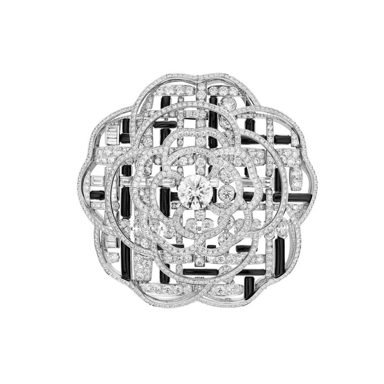 <strong>CHANEL</strong> Tweed de CHANEL high jewelry collection, Tweed Graphique brooch<br />
 