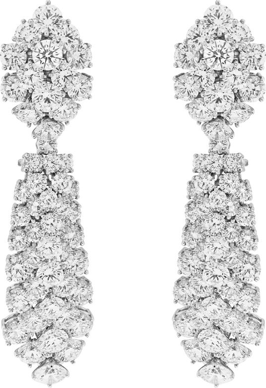 <strong>À Cheval earrings with detachable pendants in platinum, white gold and diamonds</strong><br /> <br />
A wedding dress with an ornate neckline already compliment the upper part of your body. Therefore, chandelier earrings are once again a great choice, along with classic bracelets and rings.