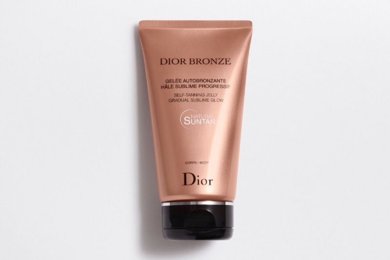 <strong>Self-Tanning Jelly Gradual Glow by Dior</strong> makes sure your skin is evenly tanned and gives it a natural glow. Its translucent texture glides easily onto the skin and gradually intensifies with time.