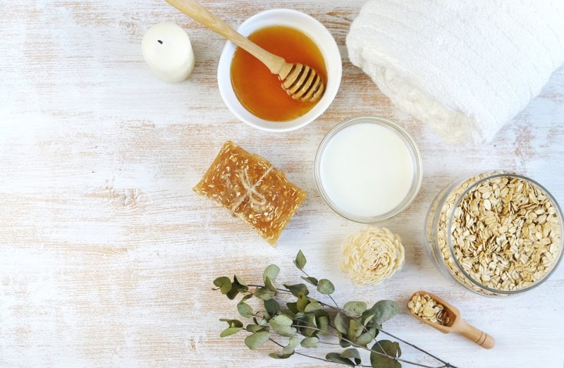 Nothing can soothe your skin like a gentle cleansing mask. To get the perfect one at home, mix milk, honey and oats and let this blend work its magic!