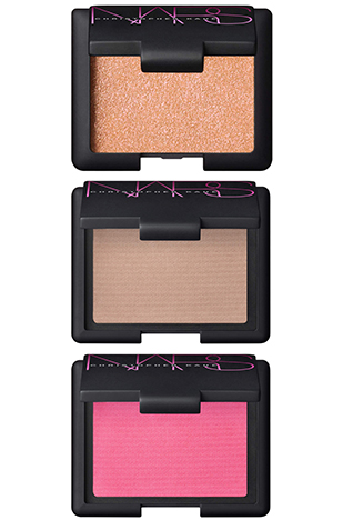 خضعت طبعة الزّهور الكلاسيكيّة إلى عمليّة تحديث لموسم ربيع وصيف 2015. مختلفةً وجريئة وتجريديّة، إنّ هذه الطّبعات الورديّة لا تشبه أيًّا ممّا رأيناه من ذي قبل.<br />
&nbsp;<br />
<strong>هاوس أوف هولاند</strong>