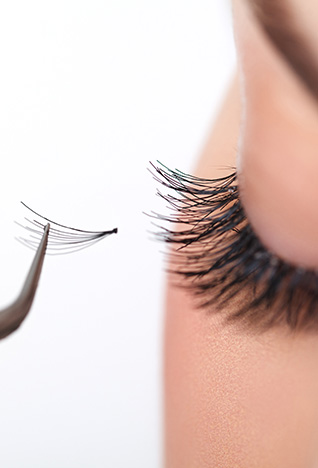 الممثّلة <strong>كيرنان شيبكا</strong> ترتدي فستان بوستييه أسود مطرّز بحبّات كريستال سواروفسكي وحقيبة يد وصنادل من ميو ميو في حدث &lsquo;Mad Men Black &amp; Red Ball&rsquo; في لوس أنجلوس<br />
&nbsp;