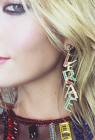 بصفتها إحدى أهمّ صيحات هذا الموسم، تأتي الشّراريب بكافّة الأشكال هذا الرّبيع. وللّواتي لا يتجرّأن على التّخلّي عن أسلوبهنّ المعتاد، حاولْن إضافة البعض من الشّراريب على مظهركنّ من خلال تفصيل تتزوّد به التّنّورة أو حقيبة مشرّبة. ولمن يتمتّعن بقدرٍ أكبر من الجرأة، ارتديْن صدار أو فستان برّاق يتلألأ مع كلّ حركة تقمْنَ بها.<br />
&nbsp;<br />
<strong>جيامباتيستا فالي </strong>