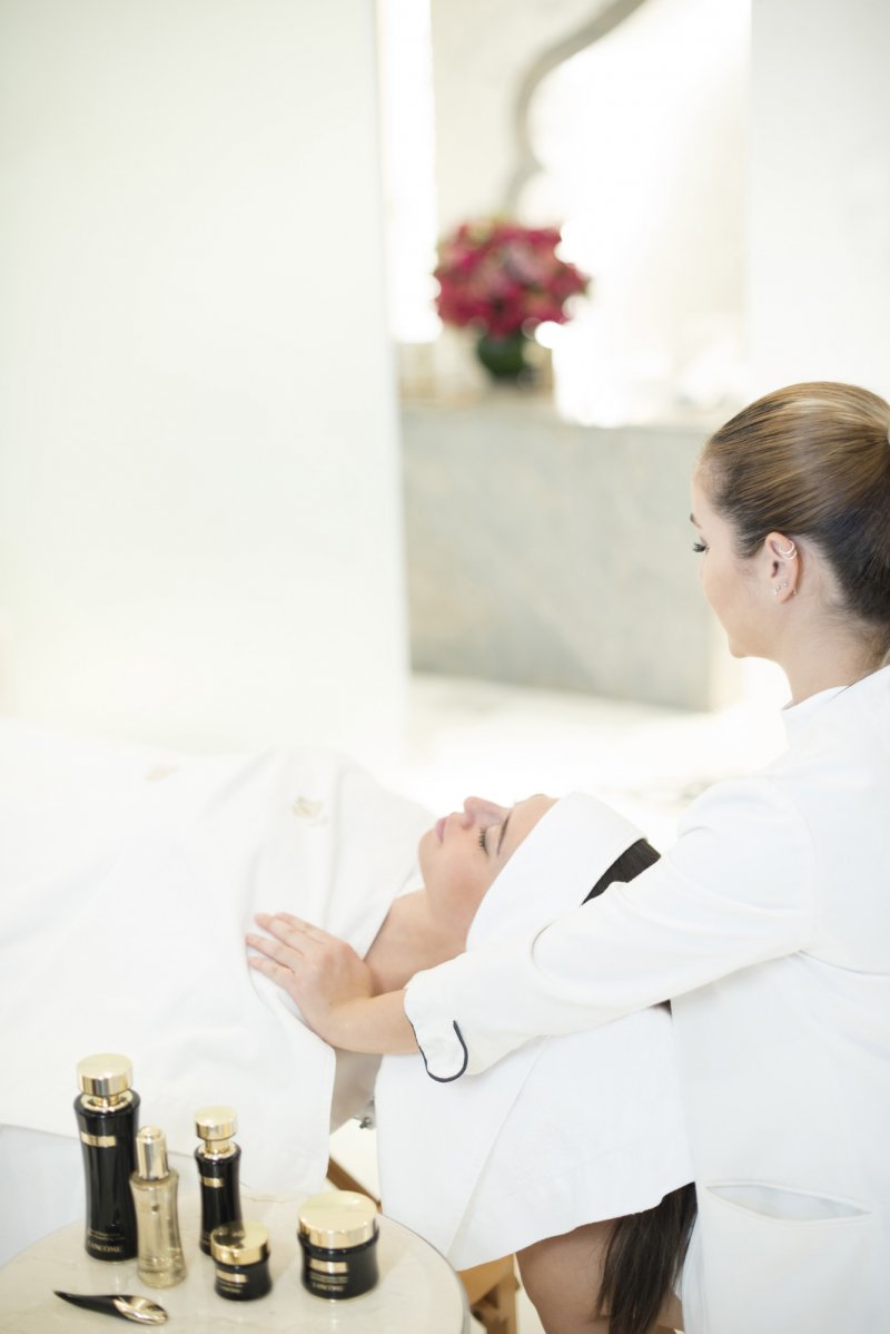 على النّساء ذوات <strong>الوجه المربّع</strong> أن يضفين لمسة من التّوازن على سمات وجههنّ القصيرة من خلال ارتداء عقد طويل يشمل تفاصيل دائريّة الشّكل تنعّم شكل فكّهنّ الحادّ.<br />
<em>شانيل، مجموعة</em> <em>Les&nbsp;Bl&eacute;s&nbsp;de Chanel للمجوهرات الرّاقية، عقد</em> <em>Brins&nbsp;de&nbsp;Printemps&nbsp;الطّويل </em><br />
&nbsp;<br />
&nbsp;