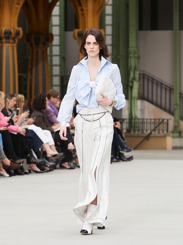 <p><em>صورة من&nbsp;</em><em><span dir=LTR>Assouline.com</span></em></p>

<p>تتألّف مذكّرة&nbsp;<span dir=LTR>&ldquo;CHANEL&rdquo;</span>&nbsp;من 3 كتب بقلم&nbsp;<em>أنّ بيريست</em>،&nbsp;<em>فابيان ريبو</em>&nbsp;و<em>ماريون فيجنال</em>، وهي سلسلة تعكس عالم شانيل&nbsp;<span dir=LTR>CHANEL</span>&nbsp;الساحر. وتحتفل بروح الدار الخالدة والبصمات التي تخلّفها وإرثها بطريقة لم يسبق لها مثيل.</p>
