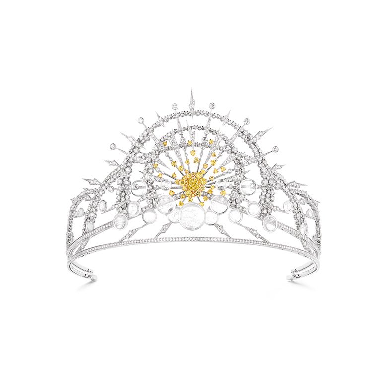 <strong>إيزابيل أوبير </strong>متألّقة بفستان من <strong>بالنسياغا</strong> ومجوهرات من <strong>شوبارد</strong>