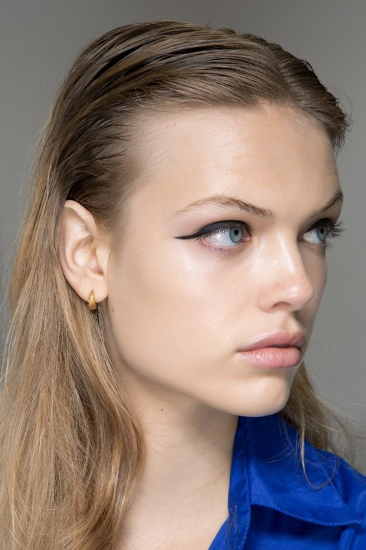 From Blumarine to every woman who wants to show off her bold side, but in a subtle way… This simple cat eye is just to die for!