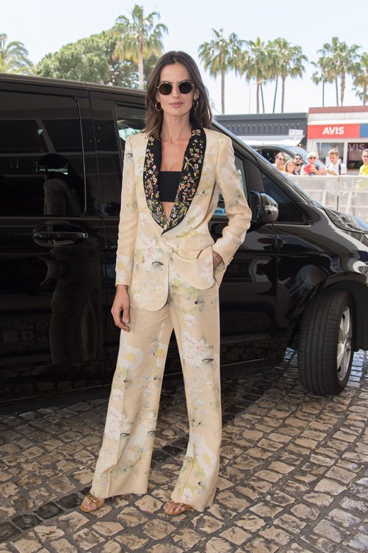 بارتقائها بالسيراميك الملوّن بتساوٍ ومثاليّة إلى مستويات جديدة، تقدّم ساعة <strong><span dir=LTR>Big Bang Sang Bleu II</span></strong> هندسة غير مألوفة هي ثمرة التعاون الذي جمع بين المعمل في نيون وفنّان الوشوم ماكسيم بليسشيا-بوشي <span dir=LTR>Maxime Plescia-Buchi</span>.