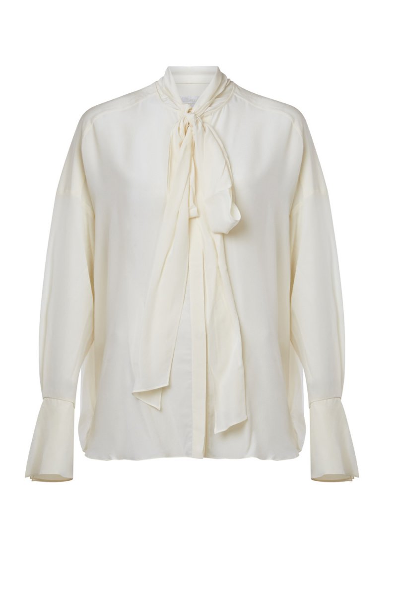 <strong>شخصيّة جيمس بوند </strong><br />
بدلة رسميّة من دولتشي أند غابانا<br />
<em>من موقع </em><em>Matches Fashion</em><br />
قميص مزرّر من كانالي<br />
<em>من موقع </em><em>MRPORTER</em><br />
منديل الجيب من جورجيو أرماني<br />
<em>من موقع</em> <em>Matches Fashion</em><br />
عقدة العنق من سان لوران<br />
<em>من موقع</em> <em>Matches Fashion</em><br />
أزرار الأكمام من تريانو<br />
<em>من موقع</em> <em>MRPORTER</em><br />
حذاء رسميّ من بربري<br />
<em>من موقع </em><em>Matches Fashion</em>