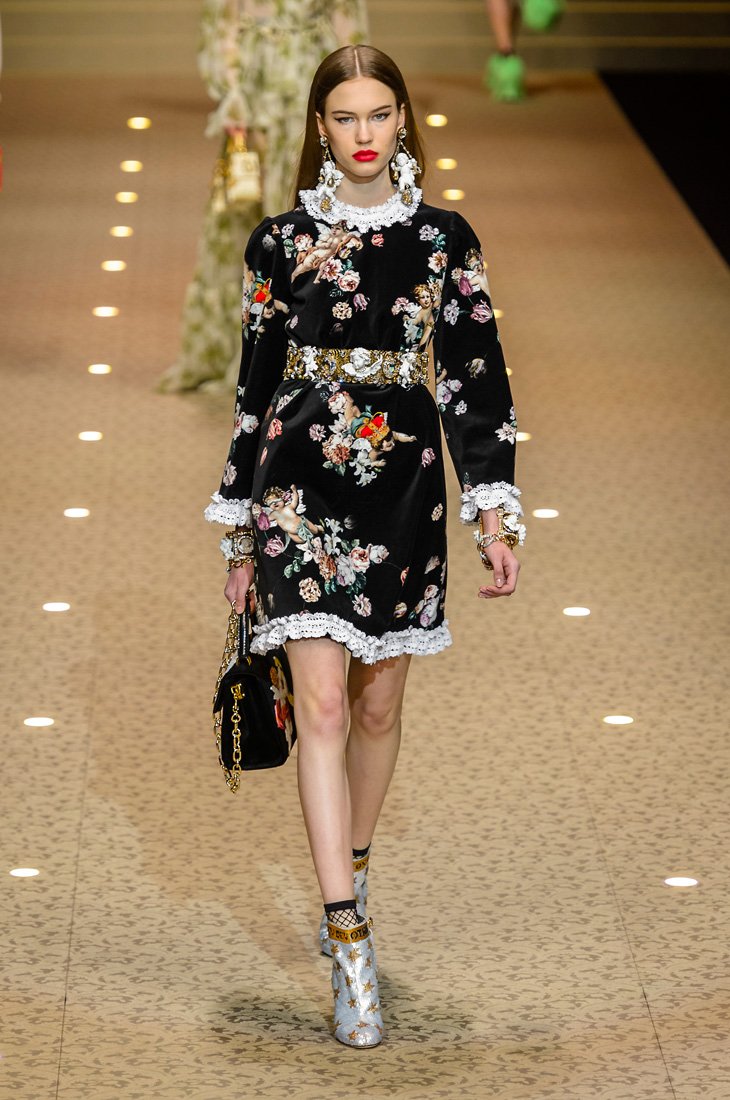 <strong>-أنّ بيريست </strong>في إطلالة من<strong> شانيل </strong><strong><span dir=LTR>CHANEL</span></strong><br />
&nbsp;