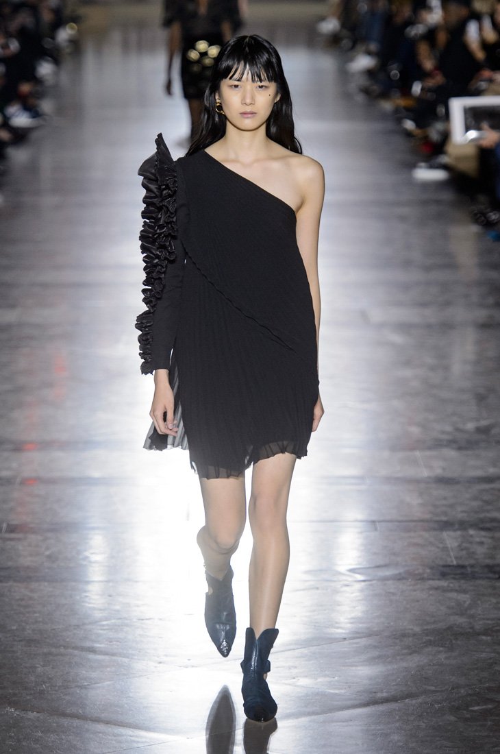 علامة <span dir=LTR>Prada Eyewear</span><br />
<em>من موقع</em> <em><span dir=LTR>Matches Fashion</span></em><br />
&nbsp;