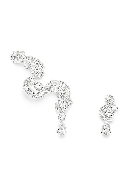 <strong>Piaget</strong>, Golden Oasis high jewelry collection, Dancing Water earrings<br />
 