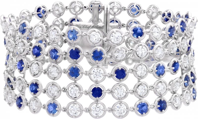 <strong>Van Cleef & Arpels</strong>, Brumes de Saphir high jewelry collection bracelet<br />
 