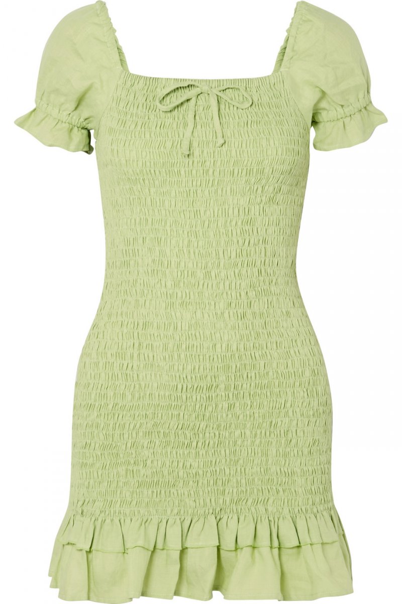 <strong>حذاء القمر</strong><br />
ديور<br />
&nbsp;