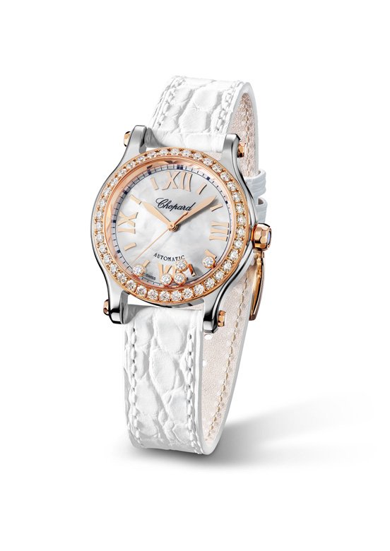 Happy Sport Oval watch & Happy Sport watch<br />
Whether in a round or oval case, the fun spirit of diamonds also takes over the <strong>Happy Sport</strong> watches that Chopard presents this new season.
