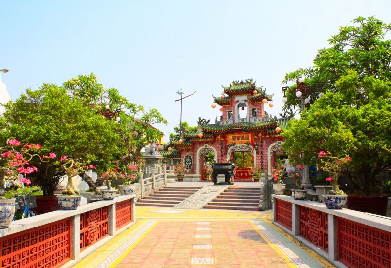 <strong>Hoi An, Vietnam </strong><br />
With temperatures ranging from 25 to 34 degrees Celsius, this ancient town will charm you with its architecture. In addition, it offers you so many great places to visit, from the Quan Cong Temple to the Japanese Covered Bridge, the Museum of Trade Ceramics and An Bang beach.<br />
 