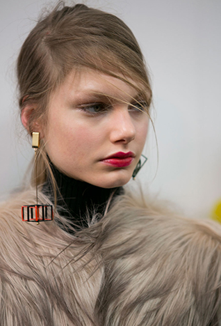 <strong>مجموعة ريم عكرا لفساتين الزّفاف </strong><br />
خريف وشتاء 2015-2016