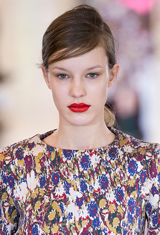 بصفتها إحدى أهمّ صيحات هذا الموسم، تأتي الشّراريب بكافّة الأشكال هذا الرّبيع. وللّواتي لا يتجرّأن على التّخلّي عن أسلوبهنّ المعتاد، حاولْن إضافة البعض من الشّراريب على مظهركنّ من خلال تفصيل تتزوّد به التّنّورة أو حقيبة مشرّبة. ولمن يتمتّعن بقدرٍ أكبر من الجرأة، ارتديْن صدار أو فستان برّاق يتلألأ مع كلّ حركة تقمْنَ بها.<br />
&nbsp;<br />
<strong>سونيا ريكيال</strong>