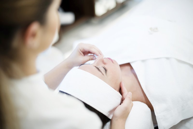 يستدعي <strong>الوجه الذي يتّخذ شكل قلب</strong> عقدًا قصيرًا ذا إنحناءات لتقليص مظهر الفكّ الطّويل وتنعيم حدّة الذّقن. إذا كان وجهك يتّسم بهذا الشّكل، يشكّل العقد الضّيّق خيارًا مثاليًّا أيضًا.<br />
<em>ديور، مجموعة </em><em>Dior &agrave; Versailles للمجوهرات الرّاقية، عقد</em><em>Chambre&nbsp;de la&nbsp;Reine&nbsp; </em><br />
&nbsp;<br />
&nbsp;