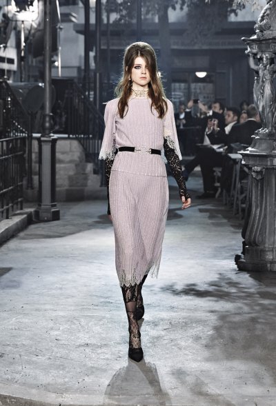 شانيل تطلق مجموعة  Métiers d’Artالجديدة، مجموعة  “Paris in Rome 2015/16”