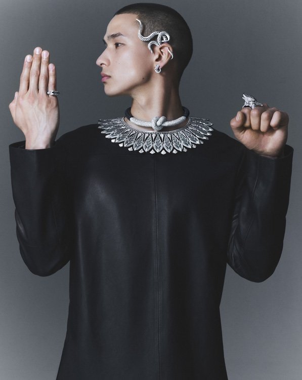 The Volcano Man who takes us into the depths of the earth to explore the magmatic power of an extreme world through the spiral structure of a shell, mother-of-pearl elements, white gold, burned wood and diamonds.