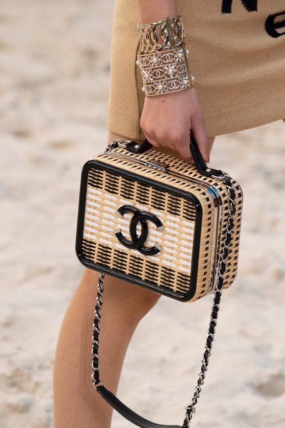 CHANEL<br />
&nbsp;