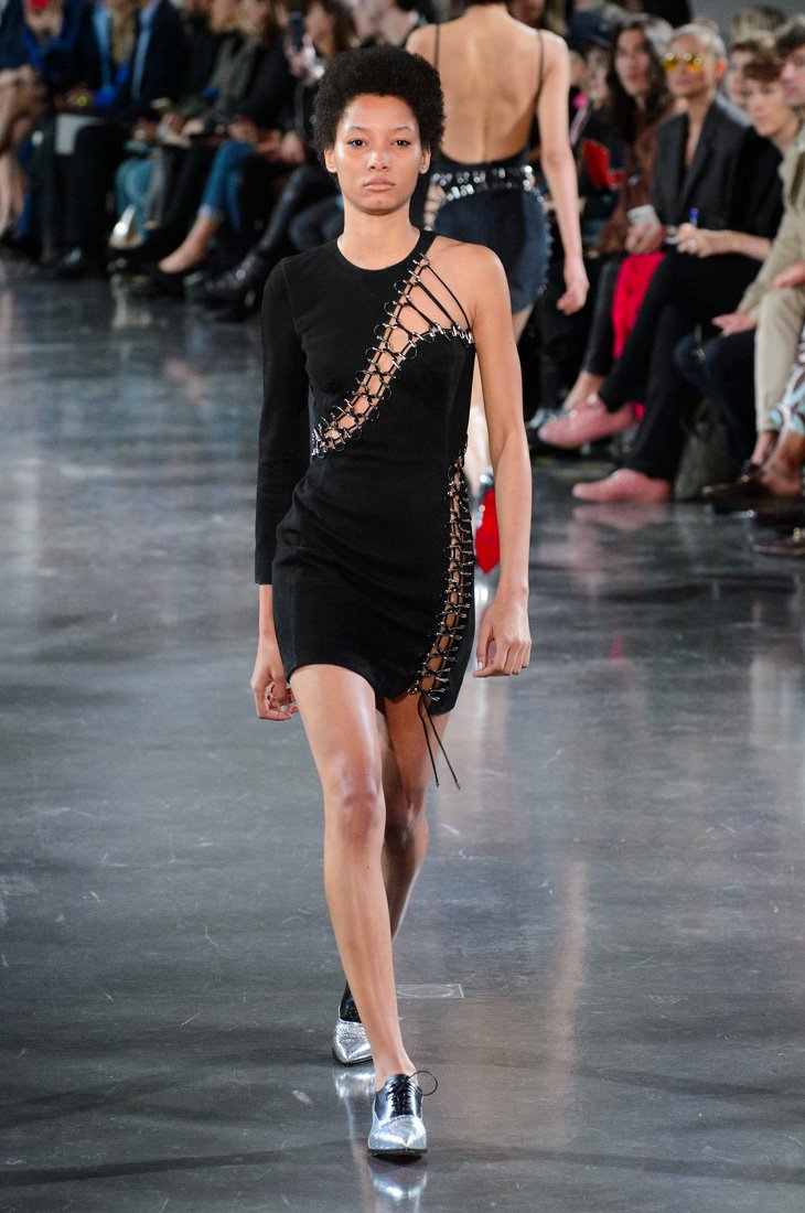 سان لوران<br />
<em>من موقع </em><em><span dir=LTR>MRPORTER</span></em>