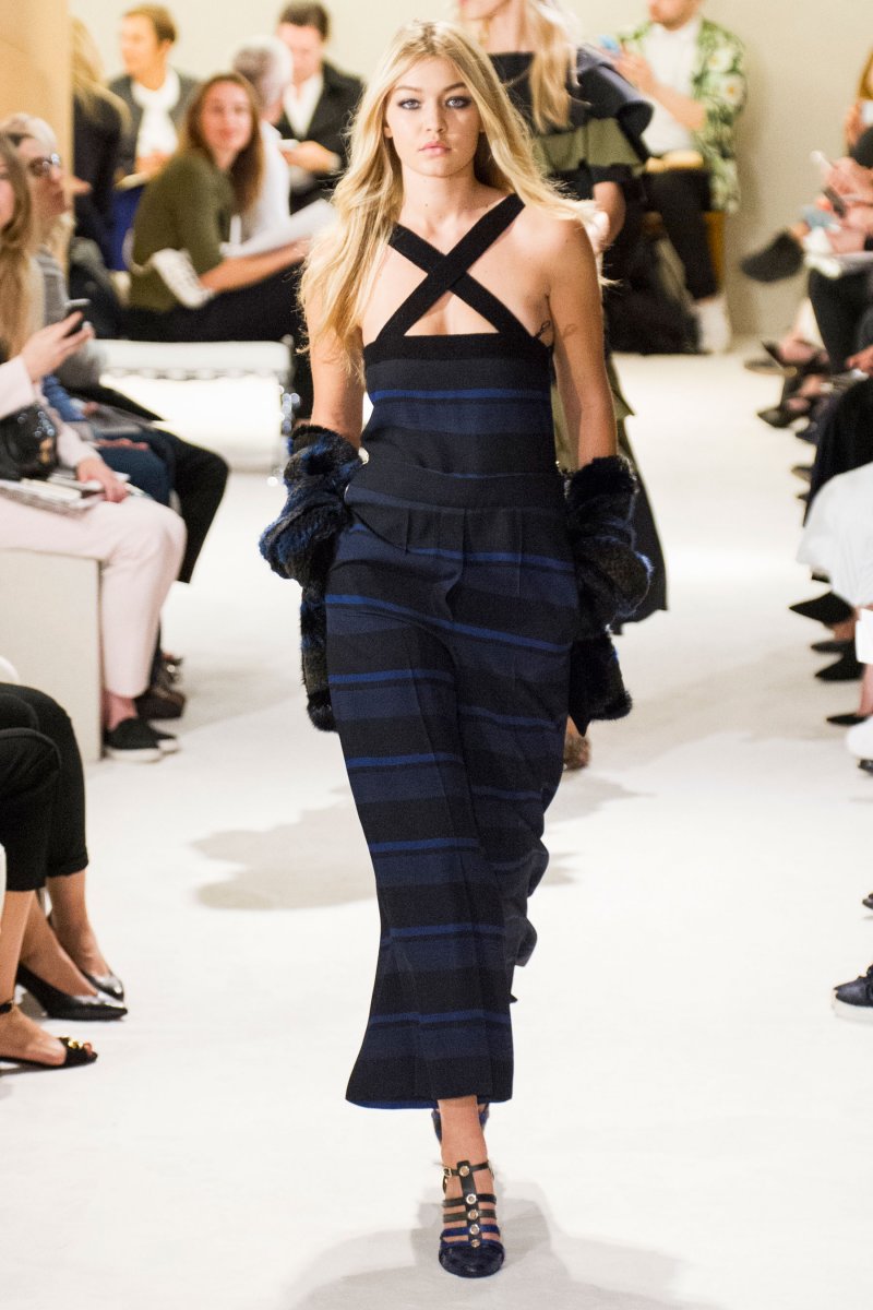 سان لوران<br />
<em>من موقع</em> <em>Matches Fashion</em><br />
&nbsp;