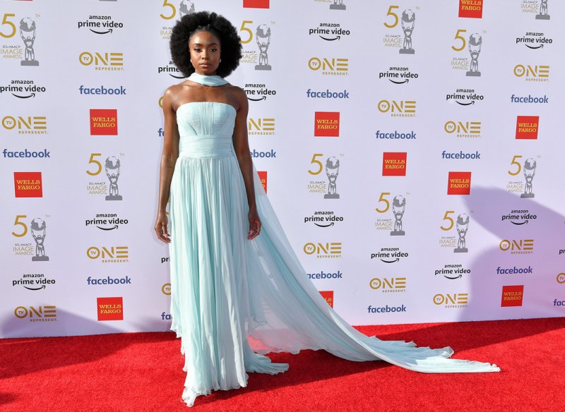 أنيا تايلور جوي مرتدية مجوهرات من&nbsp;<strong>تيفاني</strong>&nbsp;<strong>أند كو</strong>