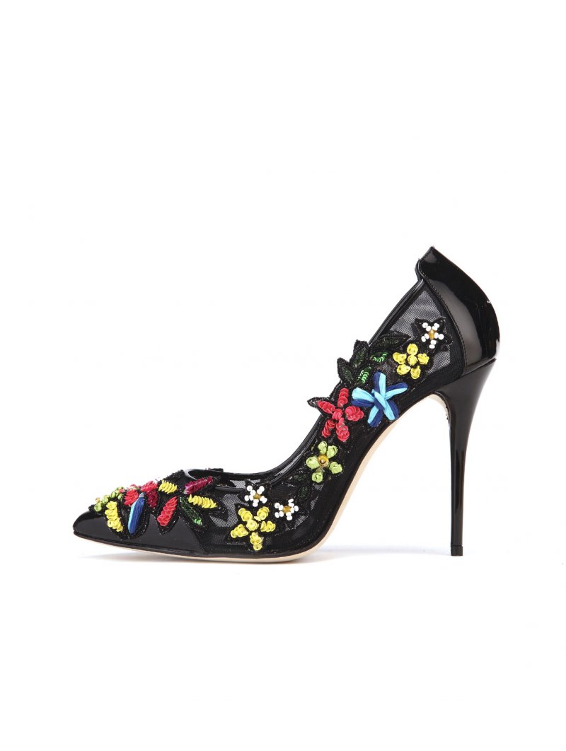 بلوز من علامة Victoria by Victoria Beckham<br />
<em>متوفّرة لدى هارفي نيكلز-دبي </em><br />
&nbsp;