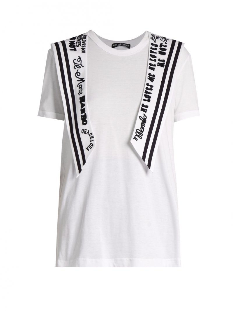 <strong>-ستيلّا ماكسويل</strong> في فستان مصمّم حسب الطّلب من<strong> موسكينو</strong><br />
&nbsp;