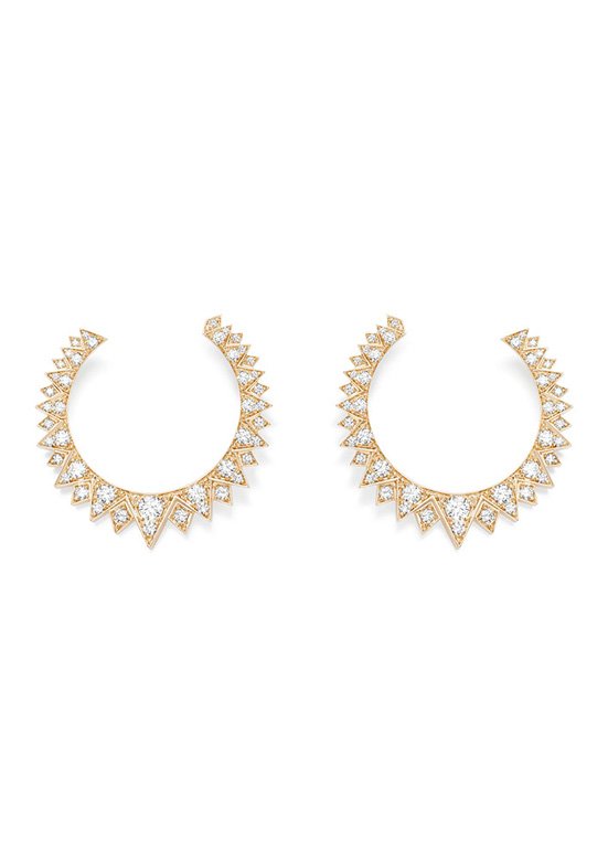 <strong><em>Piaget</em></strong><em>, Sunlight earrings</em><br />
For the ladies with a square face, softening your sharp features is what you should master. With this in mind, why don’t you try out a pair of round or oval earrings? They do wonders!
