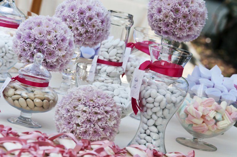 In Italy, health, wealth, happiness, fertility and longevity are to be brought with 5 colorful candied almonds offered to the guests in cinched bags.