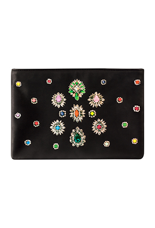 خرجت الممثّلة للغداء مع أصدقاءها في المدينة، غد عشاء Blue Book من تيفاني أند كو، مرتديةً معطف مطبّع بنقشة النّمر من <strong>تامبرلي لندن</strong> وتنّورة سوداء تتّسع من الأسفل وبلوزة بيضاء. واختارت فتاة نيويورك هذه أحذية مسطّحة سوداء ومجوهرات متعدّدة الطّبقات ونظّارات شمسيّة لإكمال مظهرها.