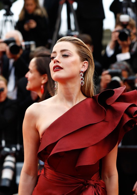<strong>Amber Heard</strong> completes her glamorous dress with <strong>Chopard</strong> jewelry<br />
 