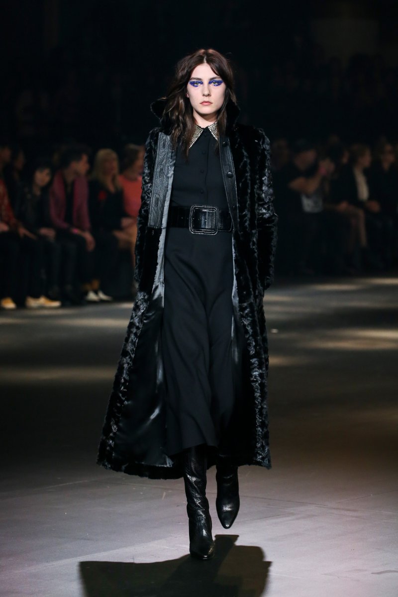 سوار Coco Crush Lion المصنوع من الذّهب الأبيض المرصّع بالماس في جزئه الأماميّ<br />
&nbsp;