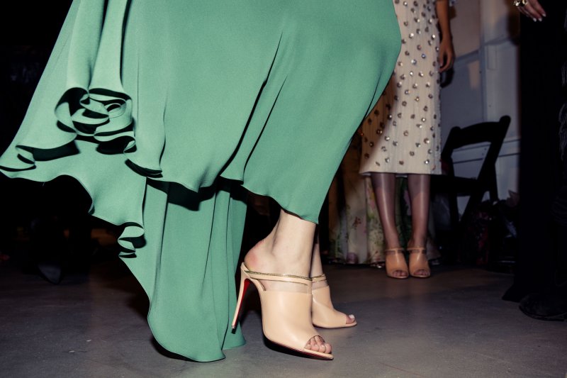 ينحت مستحضر <strong>Flash Luminizer</strong> وجهك ويخفي علامات التّعب وينير العينيْن ويعزّز ملامح الشّفتيْن. وتتناسب ألوانه الخمسة &ndash; <em>001 Rose/Pink</em> و <em>002 Ivoire/Ivory</em> و <em>003 Abricot/Apricot</em> و <em>500 Vanille Perl&eacute;e/Pearly Vanilla</em> و <em>800 Rose Perle/ Pearly Pink</em> &ndash; كافّة ألوان البشرة.