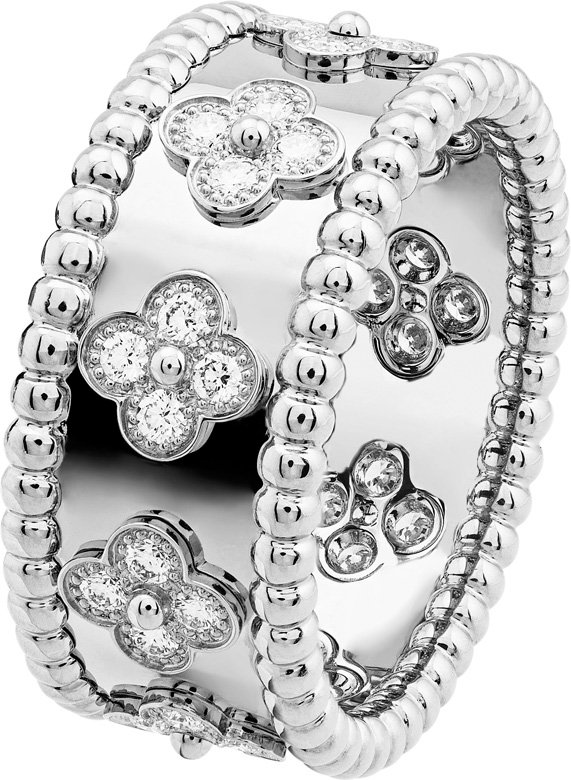 <strong>Van Cleef & Arpels</strong>, Perlée Clover ring<br />
 