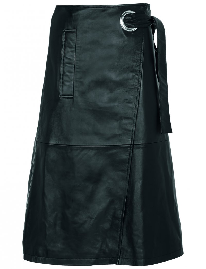 -<strong>كلارا باجيه</strong> في إطلالة من <strong>بربري</strong> في حدث Burberry BAFTA Breakthrough Brits في لندن<br />
&nbsp;