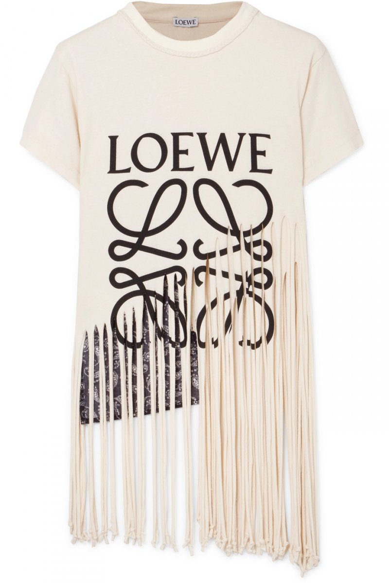 <strong>الإطلالة الرّابعة</strong><br />
باديسوت من علامة <span dir=LTR>Talbot Runhof</span><br />
<em>من موقع</em> <span dir=LTR>Net-A-Porter</span><br />
سروال من علامة <span dir=LTR>Talbot Runhof</span><br />
<em>من موقع</em> <span dir=LTR>Net-A-Porter</span><br />
سوار من جاك دو بوشرون<br />
حقيبة يد من ميو ميو<br />
<em>من موقع </em><em><span dir=LTR>Matches Fashion</span></em><br />
صندل من ديور