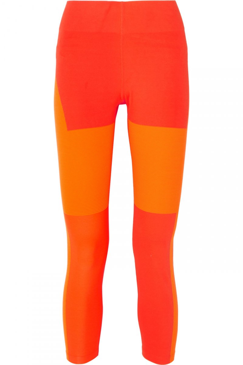 كتاب <strong><span dir=LTR>How to Be Yourself</span></strong> بقلم <em>سيمون دونان</em><br /> <em>صورة من </em><em><span dir=LTR>Phaidon</span></em>